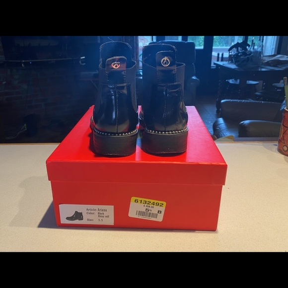 The Wishbone Collection ‘Ariana’ Ankle Boot - Picture 5 of 7